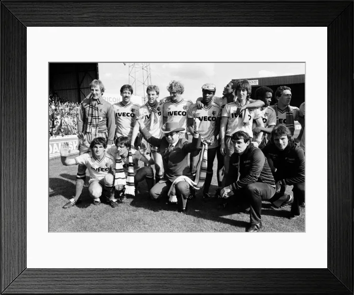 Framed Print : Elton John and the Watford side pose for the photographers after their match against Framed Print : Elton John and the Watford side pose for the photographers after their match against