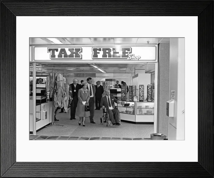 Framed Print : Queen Elizabeth II and Prince Philip, Duke of Edinburgh attend the opening of a new Framed Print : Queen Elizabeth II and Prince Philip, Duke of Edinburgh attend the opening of a new