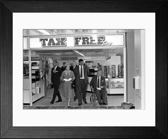 Framed Print : Queen Elizabeth II and Prince Philip, Duke of Edinburgh attend the opening of a new Framed Print : Queen Elizabeth II and Prince Philip, Duke of Edinburgh attend the opening of a new