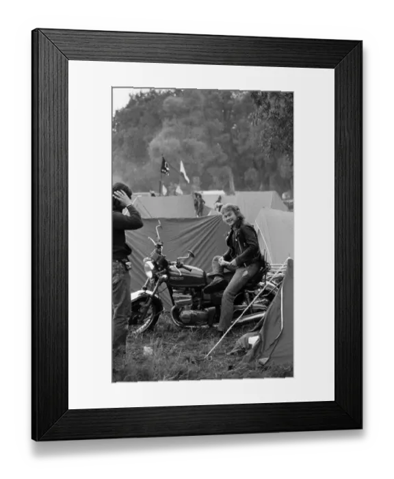 Framed Print : Music fans in town for Reading Music Festival, August 1982 Framed Print : Music fans in town for Reading Music Festival, August 1982