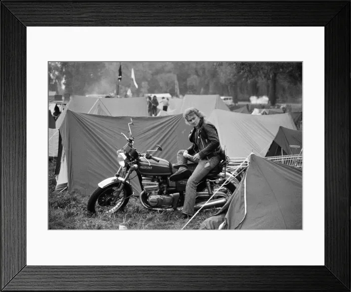Framed Print : Music fans in town for Reading Music Festival, August 1982 Framed Print : Music fans in town for Reading Music Festival, August 1982