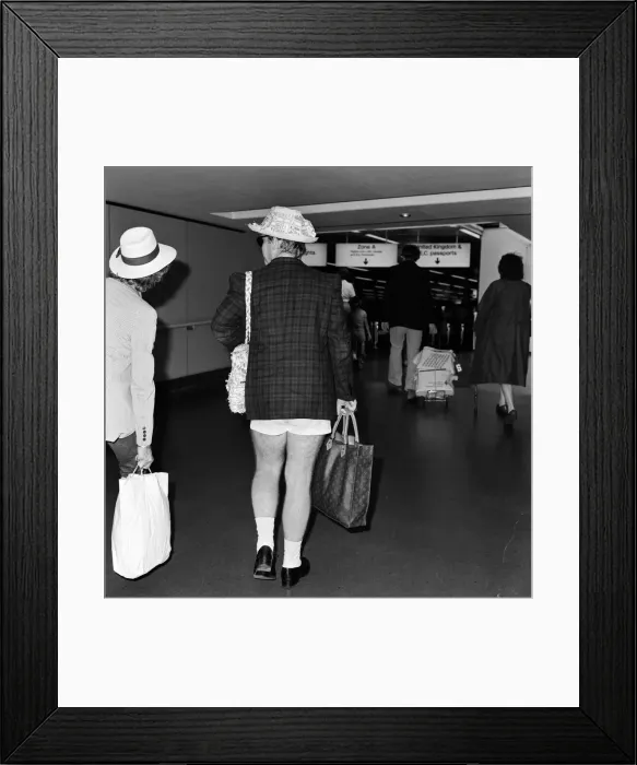 Framed Print : Elton John arriving at Heathrow Airport from Antigua. 20th August 1981 Framed Print : Elton John arriving at Heathrow Airport from Antigua. 20th August 1981