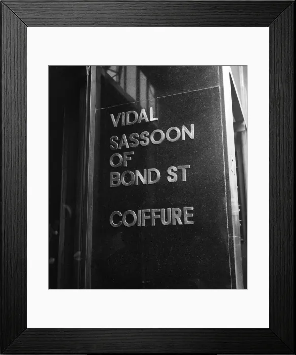 Framed Print : Vidal Sassoon Salon, Bond Street, London, Tuesday 13th August 1963 Framed Print : Vidal Sassoon Salon, Bond Street, London, Tuesday 13th August 1963