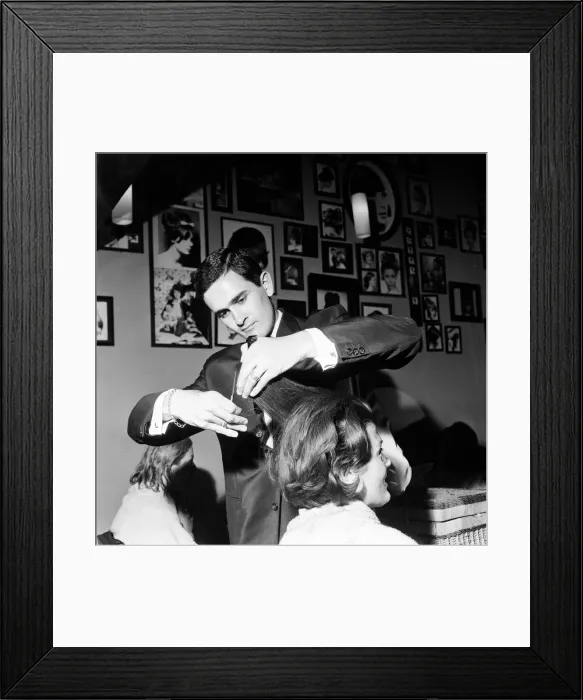 Framed Print : Vidal Sassoon Salon, Bond Street, London, Tuesday 13th August 1963 Framed Print : Vidal Sassoon Salon, Bond Street, London, Tuesday 13th August 1963