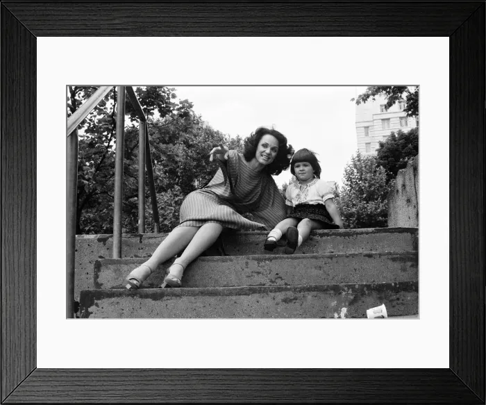 Framed Print : Valerie Harper, American actress and star of TV Series Rhoda, photocall in London Framed Print : Valerie Harper, American actress and star of TV Series Rhoda, photocall in London