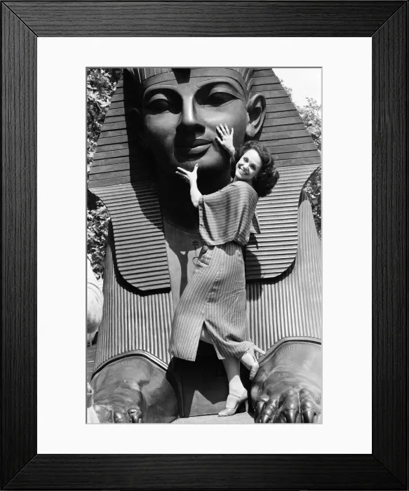 Framed Print : Valerie Harper, American actress and star of TV Series Rhoda, photocall in London Framed Print : Valerie Harper, American actress and star of TV Series Rhoda, photocall in London