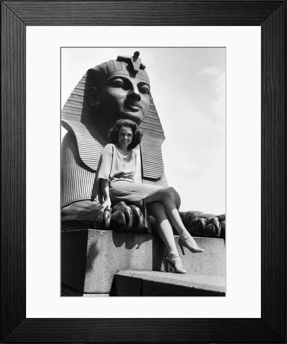Framed Print : Valerie Harper, American actress and star of TV Series Rhoda, photocall in London Framed Print : Valerie Harper, American actress and star of TV Series Rhoda, photocall in London