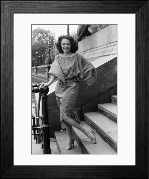 Framed Print : Valerie Harper, American actress and star of TV Series Rhoda, photocall in London Framed Print : Valerie Harper, American actress and star of TV Series Rhoda, photocall in London