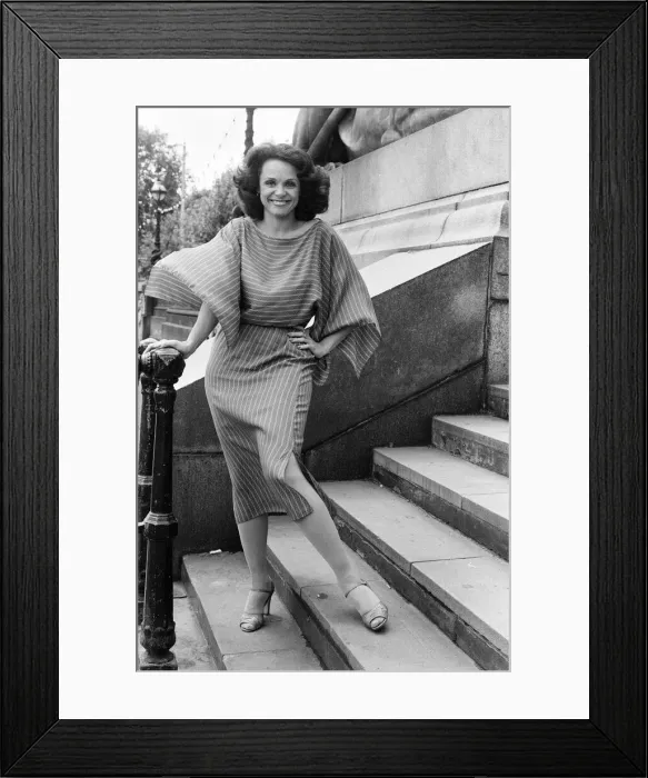 Framed Print : Valerie Harper, American actress and star of TV Series Rhoda, photocall in London Framed Print : Valerie Harper, American actress and star of TV Series Rhoda, photocall in London