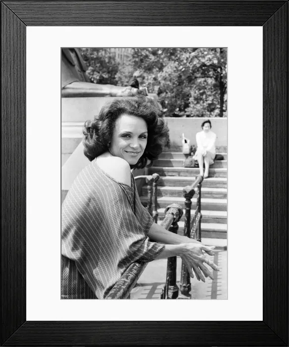 Framed Print : Valerie Harper, American actress and star of TV Series Rhoda, photocall in London Framed Print : Valerie Harper, American actress and star of TV Series Rhoda, photocall in London