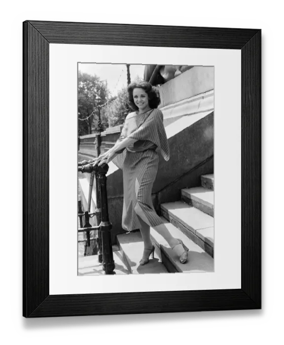 Framed Print : Valerie Harper, American actress and star of TV Series Rhoda, photocall in London Framed Print : Valerie Harper, American actress and star of TV Series Rhoda, photocall in London