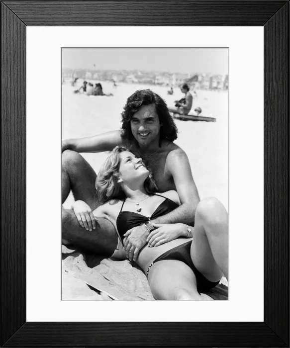 Framed Print : George Best at Hermosa Beach, Los Angeles, California, with his new girlfriend Heidi Framed Print : George Best at Hermosa Beach, Los Angeles, California, with his new girlfriend Heidi