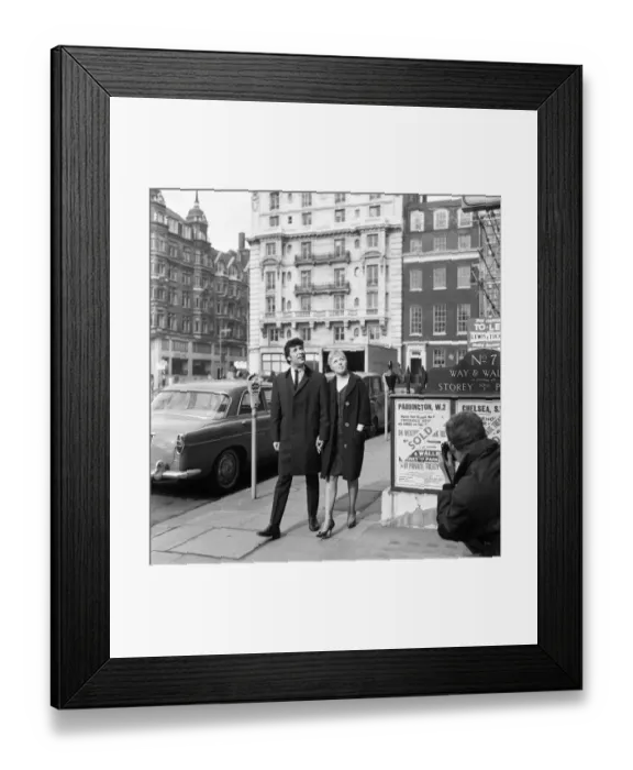 Framed Print : Tom Jones pop star and his wife Lyn Jones in London do some house hunting now that Framed Print : Tom Jones pop star and his wife Lyn Jones in London do some house hunting now that