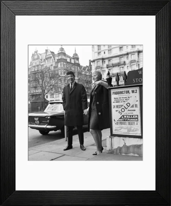 Framed Print : Tom Jones pop star and his wife Lyn Jones in London do some house hunting now that Framed Print : Tom Jones pop star and his wife Lyn Jones in London do some house hunting now that