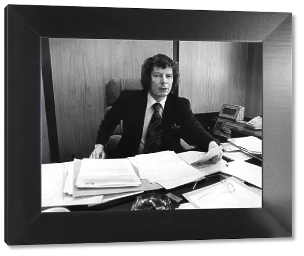 Derek Jameson working in editors office at Daily Express - August 1977