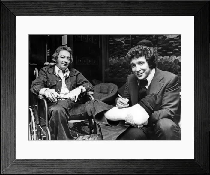 Framed Print : Pop star Tom Jones, currently appearing at the Helmaen Club, Usk Framed Print : Pop star Tom Jones, currently appearing at the Helmaen Club, Usk