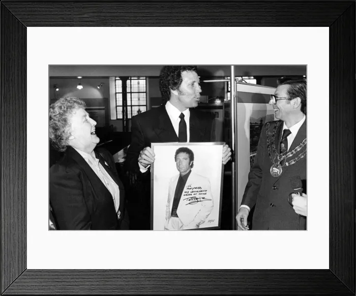 Framed Print : Tom Jones presents his photograph to the Pontypridd Historical