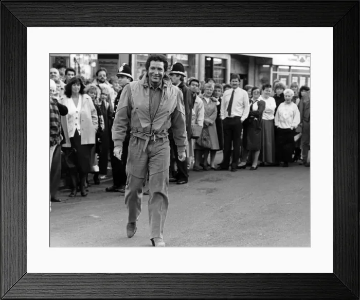 Framed Print : Tom Jones in Taff Street, Pontypridd, filming his TV show. 3rd December 1987 Framed Print : Tom Jones in Taff Street, Pontypridd, filming his TV show. 3rd December 1987
