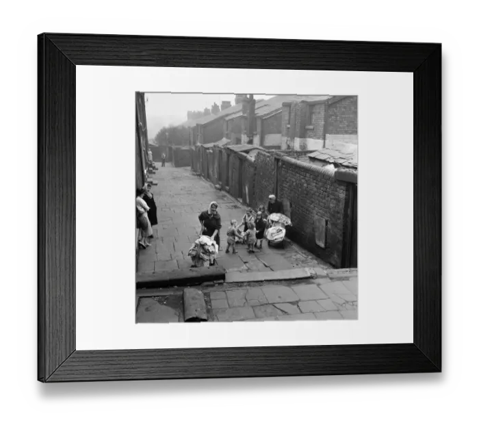 Framed Print : Slum housing in Everton, Liverpool. 3rd April 1960 Framed Print : Slum housing in Everton, Liverpool. 3rd April 1960