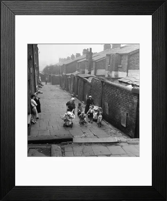 Framed Print : Slum housing in Everton, Liverpool. 3rd April 1960 Framed Print : Slum housing in Everton, Liverpool. 3rd April 1960