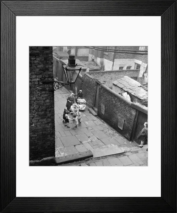 Framed Print : Slum housing in Everton, Liverpool. 3rd April 1960 Framed Print : Slum housing in Everton, Liverpool. 3rd April 1960