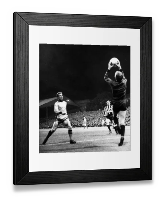 Framed Print : Newcastle 1-0 Dundee United, Inter-Cities Fairs Cup 1st Round 2nd Leg match held at St