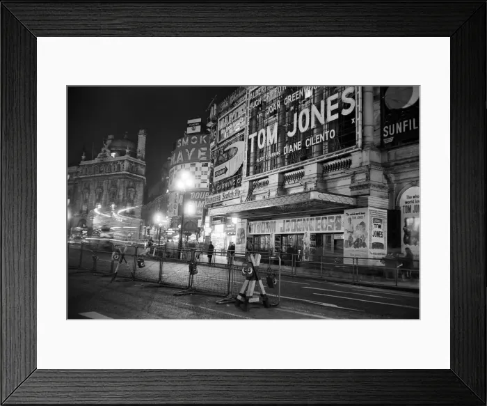 Framed Print : Scenes in London on day of funeral, President Kennedy, who was assassinated 3 days ago Framed Print : Scenes in London on day of funeral, President Kennedy, who was assassinated 3 days ago