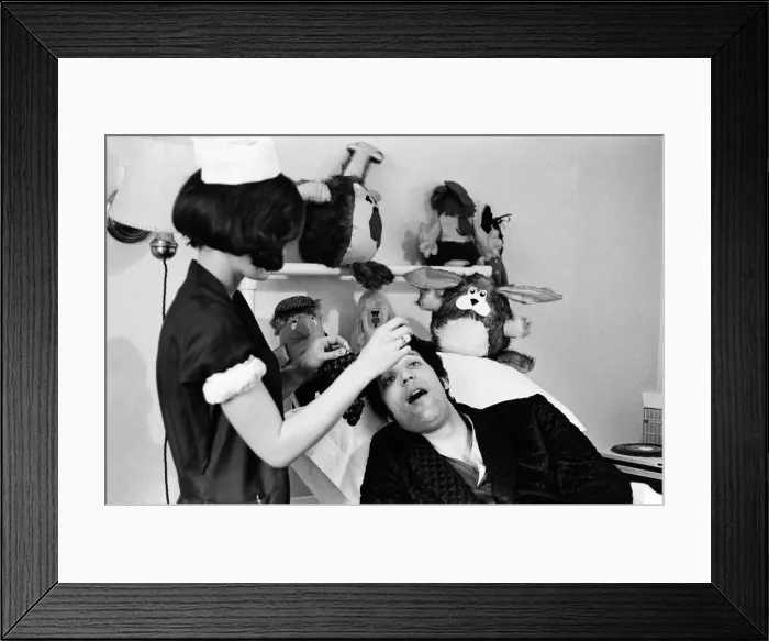 Framed Print : Tom Jones at the London Clinic recovering from a tonsils operation Framed Print : Tom Jones at the London Clinic recovering from a tonsils operation