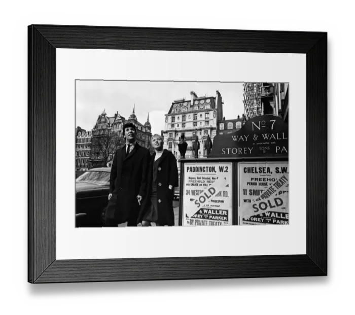 Framed Print : Tom Jones pop star and his wife Lyn Jones in London do some house hunting now that