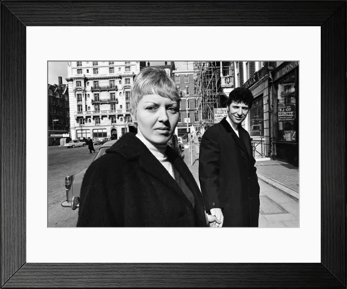 Framed Print : Tom Jones pop star and his wife Lyn Jones in London do some house hunting now that