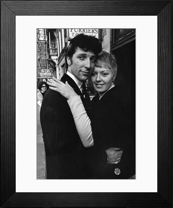 Framed Print : Tom Jones pop star and his wife Lyn Jones in London do some house hunting now that Framed Print : Tom Jones pop star and his wife Lyn Jones in London do some house hunting now that