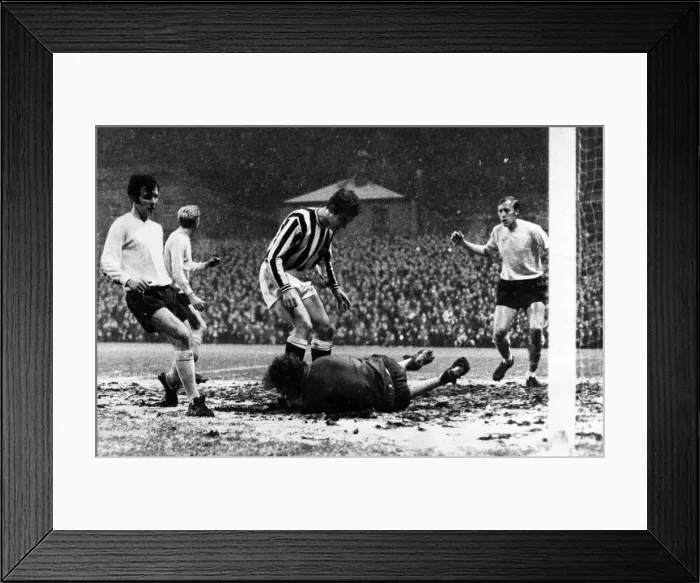 Framed Print : Newcastle United v Southampton, Inter Cities Fairs Cup, 3rd round 1st leg Framed Print : Newcastle United v Southampton, Inter Cities Fairs Cup, 3rd round 1st leg
