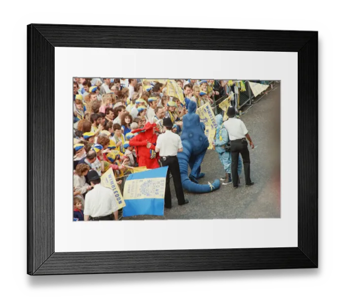 Framed Print : The Wimbledon Football Team, FA Cup Winners 1988 pictured during their victorious
