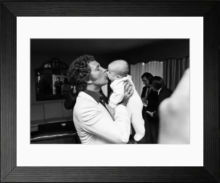 Framed Print : Tom Jones with his grandson Alexander, aged eleven months, in their London hotel Framed Print : Tom Jones with his grandson Alexander, aged eleven months, in their London hotel