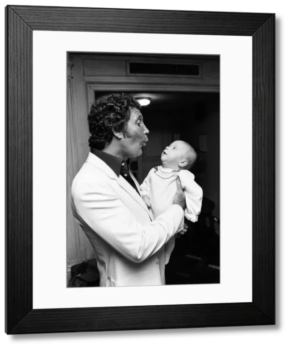 Framed Print : Tom Jones with his grandson Alexander, aged eleven months, in their London hotel Framed Print : Tom Jones with his grandson Alexander, aged eleven months, in their London hotel