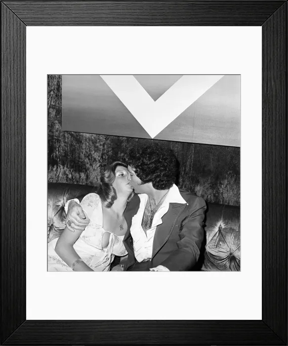 Framed Print : Tom Jones with fan Karen Ross, 22, who flew out to the US with the Daily Mirror Pop Club
