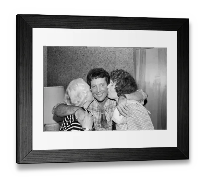 Framed Print : Tom Jones in concert in America. Pictured backstage with his mother Freda Woodward
