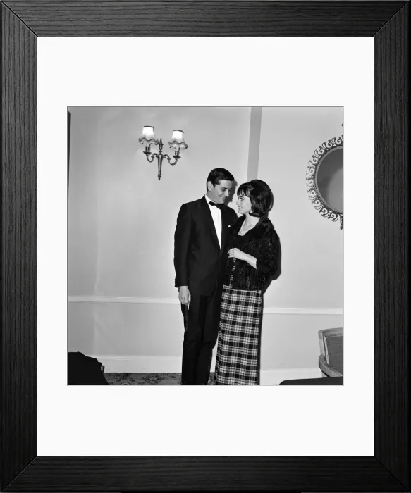 Framed Print : Fashion model Paula Noble, 23, showing her large engagement ring to her fiance John Framed Print : Fashion model Paula Noble, 23, showing her large engagement ring to her fiance John