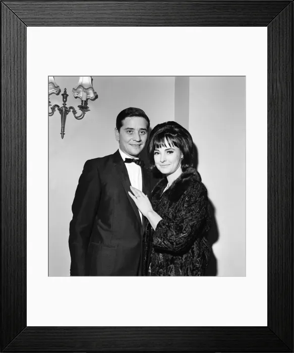 Framed Print : Fashion model Paula Noble, 23, showing her large engagement ring to her fiance John