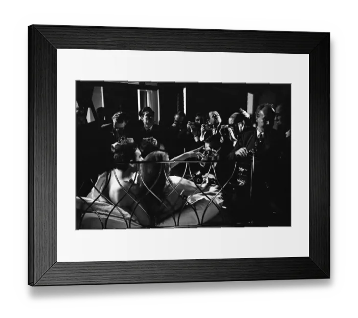 Framed Print : Sean Connery and Luciana Paluzzi filming Thunderball'at Pinewood Studios