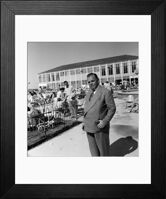 Framed Print : Holidaymakers enjoying their holiday at Butlins Holiday Camp, Minehead