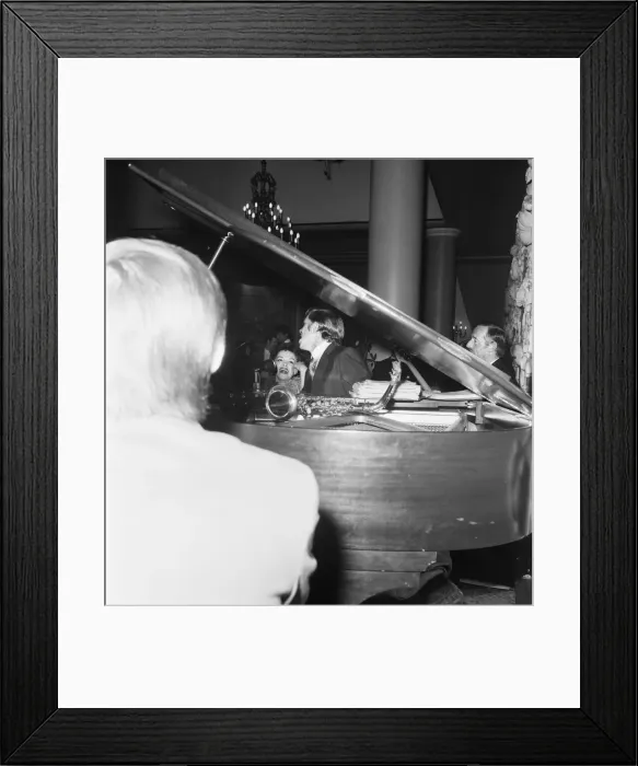Framed Print : A marriage made in Chelsea, Judy Garland chose a London Registry Office to be the venue Framed Print : A marriage made in Chelsea, Judy Garland chose a London Registry Office to be the venue