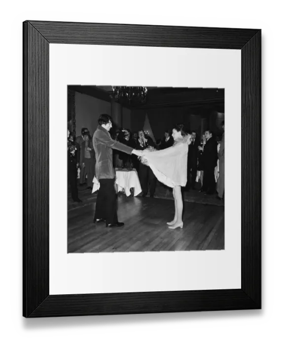 Framed Print : A marriage made in Chelsea, Judy Garland chose a London Registry Office to be the venue Framed Print : A marriage made in Chelsea, Judy Garland chose a London Registry Office to be the venue