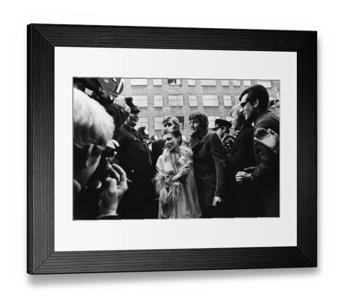 Framed Print : A marriage made in Chelsea, Judy Garland chose a London Registry Office to be the venue Framed Print : A marriage made in Chelsea, Judy Garland chose a London Registry Office to be the venue
