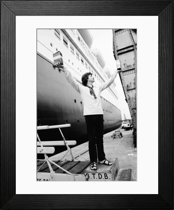 Framed Print : Scott McKenzie, American singer and songwriter, just arrived from New York Framed Print : Scott McKenzie, American singer and songwriter, just arrived from New York