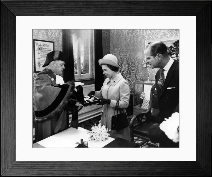 Framed Print : Queen Elizabeth II visits Crewe and Congleton. 5th May 1972 Framed Print : Queen Elizabeth II visits Crewe and Congleton. 5th May 1972