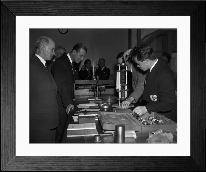 Framed Print : Prince Philip, Duke of Edinburgh visits Bristol, pictured at the Engineering School Framed Print : Prince Philip, Duke of Edinburgh visits Bristol, pictured at the Engineering School