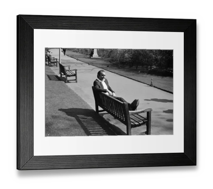 Framed Print : Actor Sean Connery at Victoria Embankment Gardens before heading to Las Vegas to shoot Framed Print : Actor Sean Connery at Victoria Embankment Gardens before heading to Las Vegas to shoot