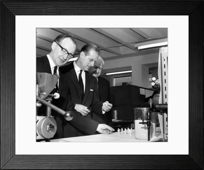 Framed Print : Prince Philip, Duke of Edinburgh visits University of Manchester Institute of Science Framed Print : Prince Philip, Duke of Edinburgh visits University of Manchester Institute of Science