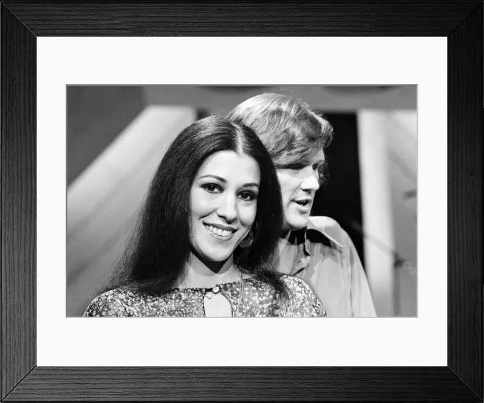 Framed Print : Husband and wife musicians Kris Kristofferson and Rita Coolidge filming at the BBC in